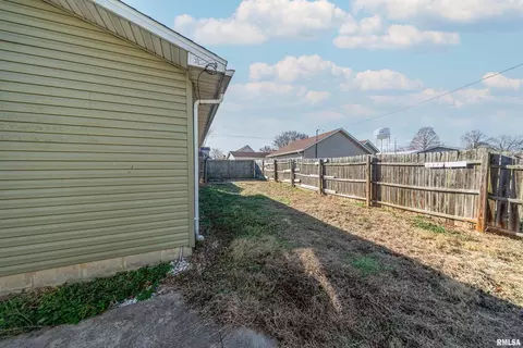 202 W Helen Ave, Christopher, IL 62822 photo 18