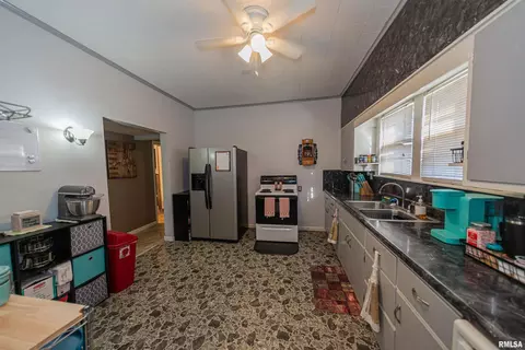 202 W Helen Ave, Christopher, IL 62822 photo 8