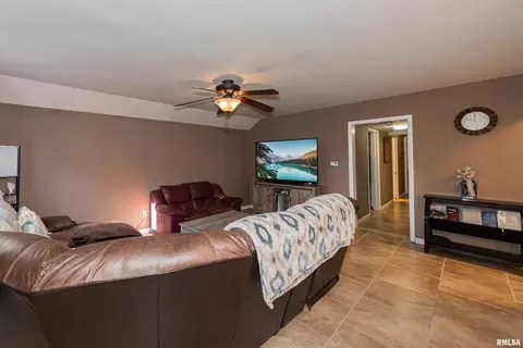 202 W Helen Ave, Christopher, IL 62822 photo 4