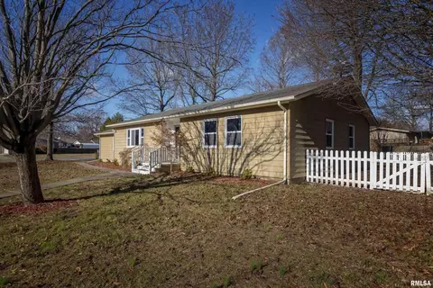 209 W Brewster Rd, Herrin, IL 62948 photo 4