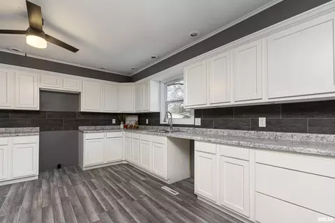 209 W Brewster Rd, Herrin, IL 62948 photo 10