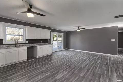209 W Brewster Rd, Herrin, IL 62948 photo 9
