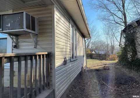 1104 Espy St, Benton, IL 62812 photo 3