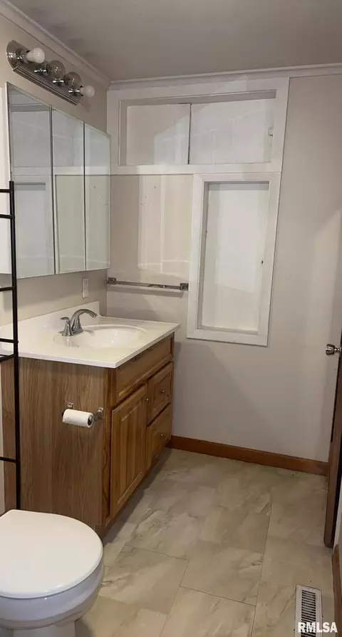 209 W Adelaide Ave, Christopher, IL 62822 photo 27