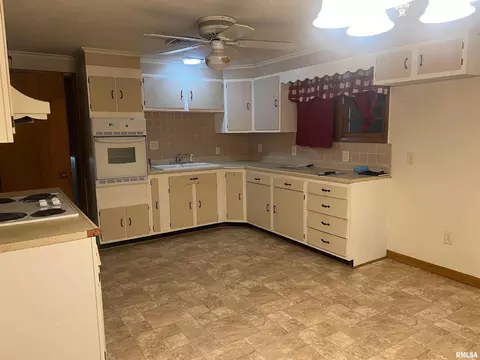 209 W Adelaide Ave, Christopher, IL 62822 photo 10