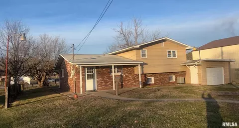 209 W Adelaide Ave, Christopher, IL 62822 photo 2