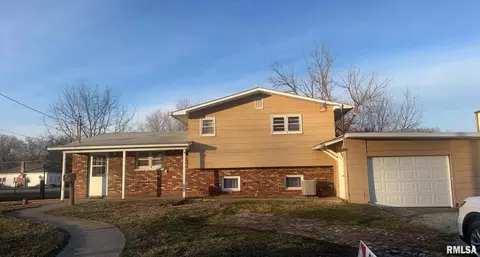 209 W Adelaide Ave, Christopher, IL 62822 photo 1