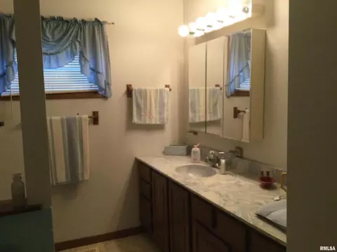809 N Main St, Anna, IL 62906 photo 16