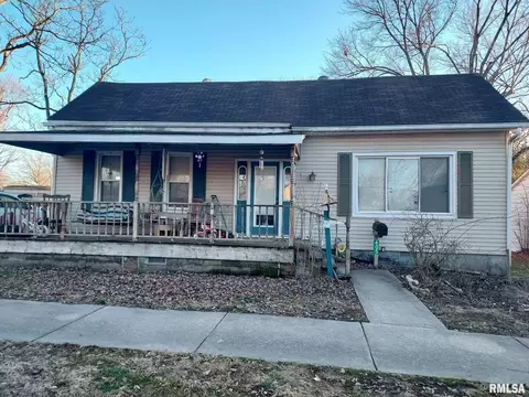 405 E Market St, Mcleansboro, IL 62859