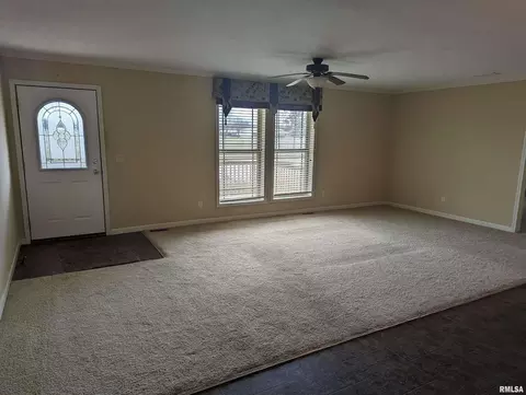 410 E Lake St, Salem, IL 62881 photo 2