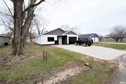 305 W Lucretia St, Sesser, IL 62884