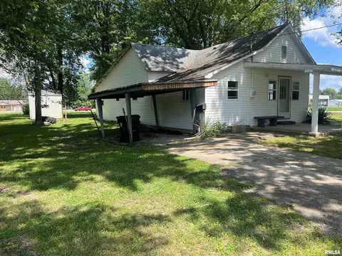 610 E Matthew St, Sesser, IL 62884 photo 1