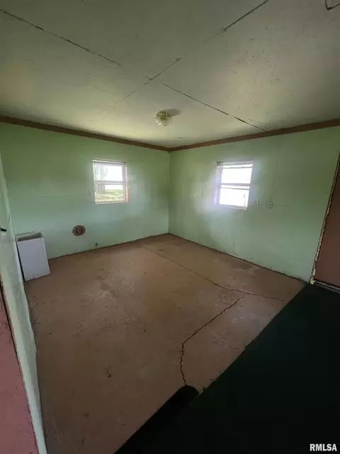 610 E Matthew St, Sesser, IL 62884 photo 5