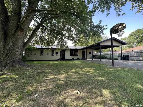 509 1st St, Crossville, IL 62827