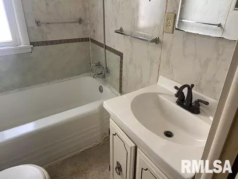 1010 Center St, Benton, IL 62812 photo 12