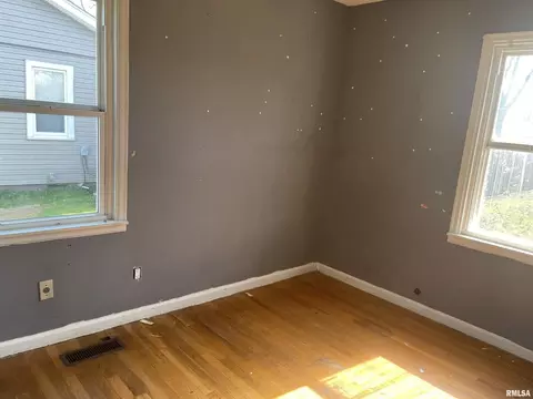 1021 Smith St, Carmi, IL 62821 photo 7