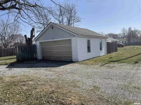 1021 Smith St, Carmi, IL 62821 photo 3