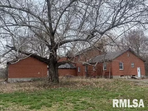 107 N 6th St, Hurst, IL 62949 photo 2