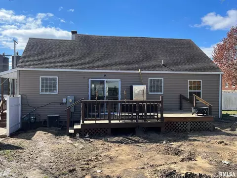 107 E Webster St, Benton, IL 62812 photo 3
