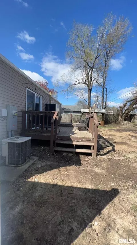 107 E Webster St, Benton, IL 62812 photo 5
