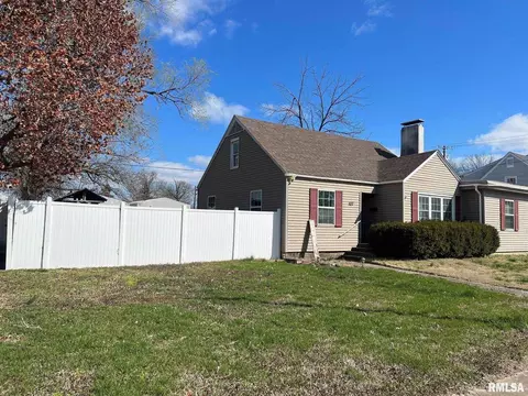107 E Webster St, Benton, IL 62812 photo 2