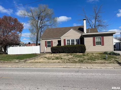 107 E Webster St, Benton, IL 62812 photo 1