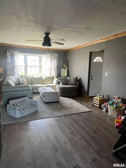 107 E Webster St, Benton, IL 62812 photo 10