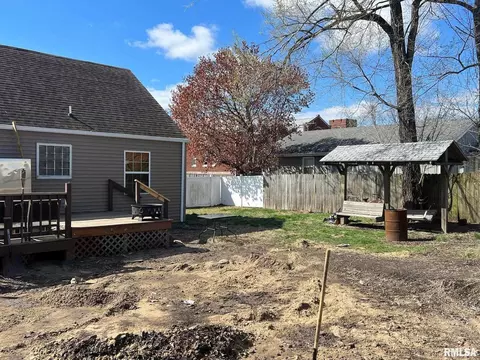 107 E Webster St, Benton, IL 62812 photo 4