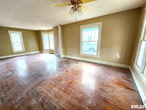 321 S Pine St, Centralia, IL 62801 photo 4