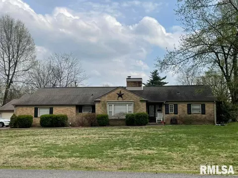 29 Hilanoa Dr, Metropolis, IL 62960