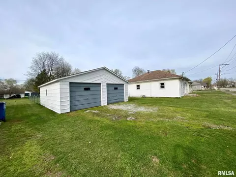 603 W Sylvia Ave, Christopher, IL 62822 photo 2