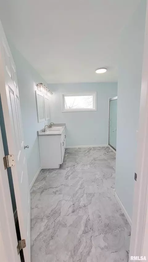 911 Lamson St, Flora, IL 62839 photo 22
