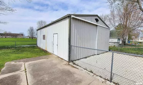 911 Lamson St, Flora, IL 62839 photo 2