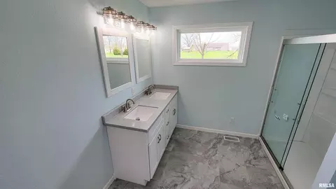 911 Lamson St, Flora, IL 62839 photo 23