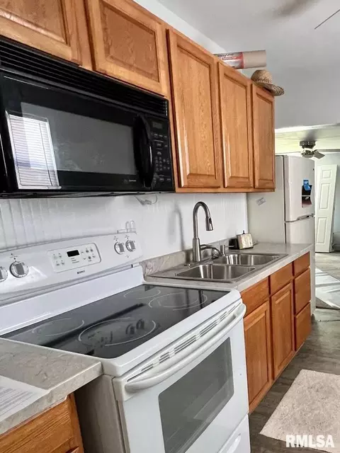 1304 Dean St, Centralia, IL 62801 photo 4