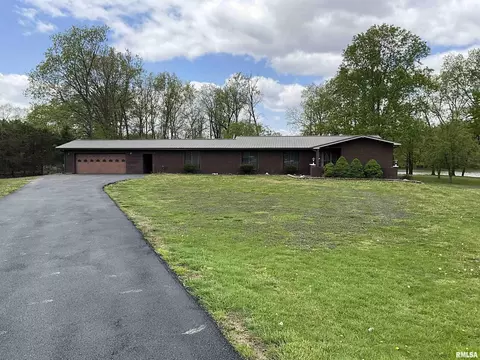8 Lakedale, Salem, IL 62881