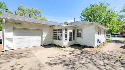1007 Rider St, Flora, IL 62839 photo 2