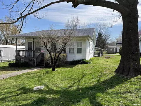 402 Sycamore St, Anna, IL 62906