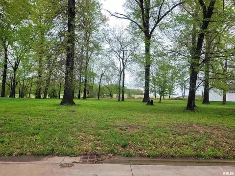 8 Windsor Pl, Mount Vernon, IL 62864