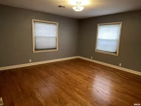 204 12th St, Carmi, IL 62821 photo 4