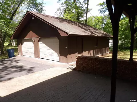 1005 E Taylor St, Benton, IL 62812 photo 8