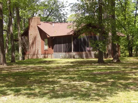 1005 E Taylor St, Benton, IL 62812 photo 4