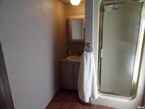 1005 E Taylor St, Benton, IL 62812 photo 24