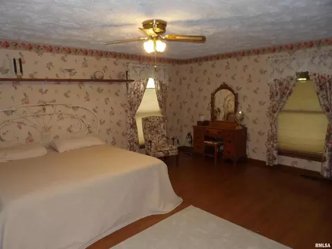 1005 E Taylor St, Benton, IL 62812 photo 23