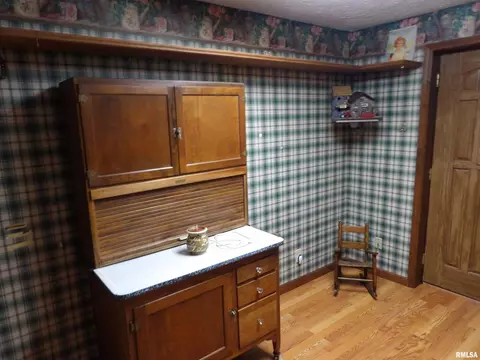 1005 E Taylor St, Benton, IL 62812 photo 37