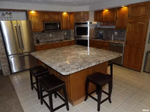 1005 E Taylor St, Benton, IL 62812 photo 16