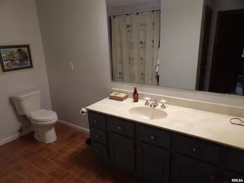 1005 E Taylor St, Benton, IL 62812 photo 33