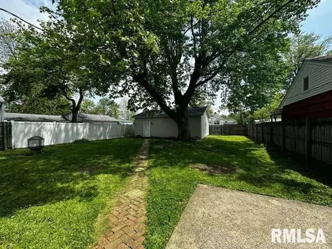 623 Crebs Ave, Carmi, IL 62821 photo 4