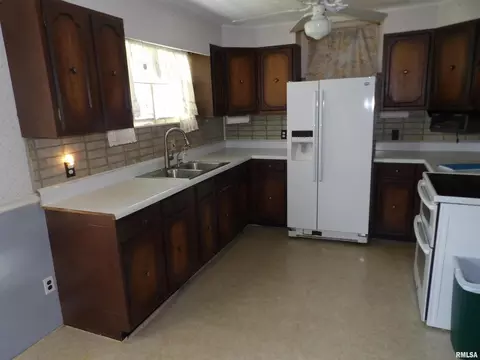 805 Mckenzie St, Benton, IL 62812 photo 11