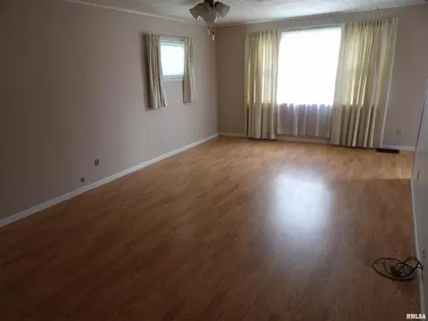 805 Mckenzie St, Benton, IL 62812 photo 9